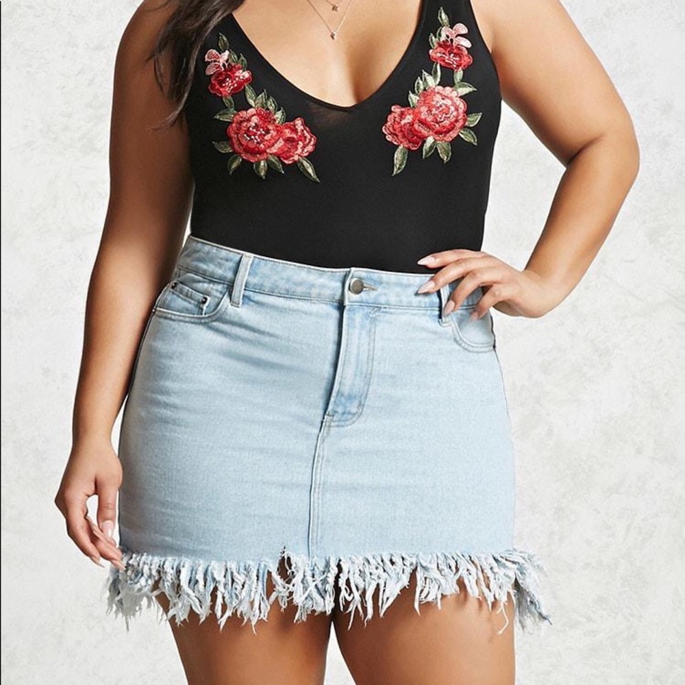 Women’s Light Washed Frayed Denim Skirt